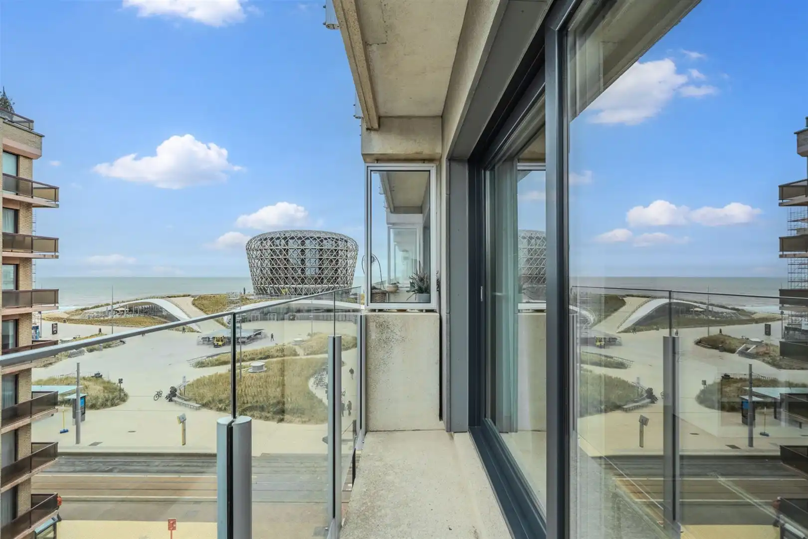 Instap klaar 1-slaapkamer appartement met schuin zeezicht foto {{pictureIndex}}