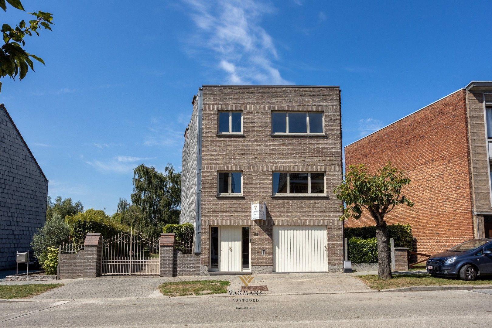 Woning met 3 slaapkamers en grote dubbele garage op prachtige locatie. foto {{pictureIndex}}
