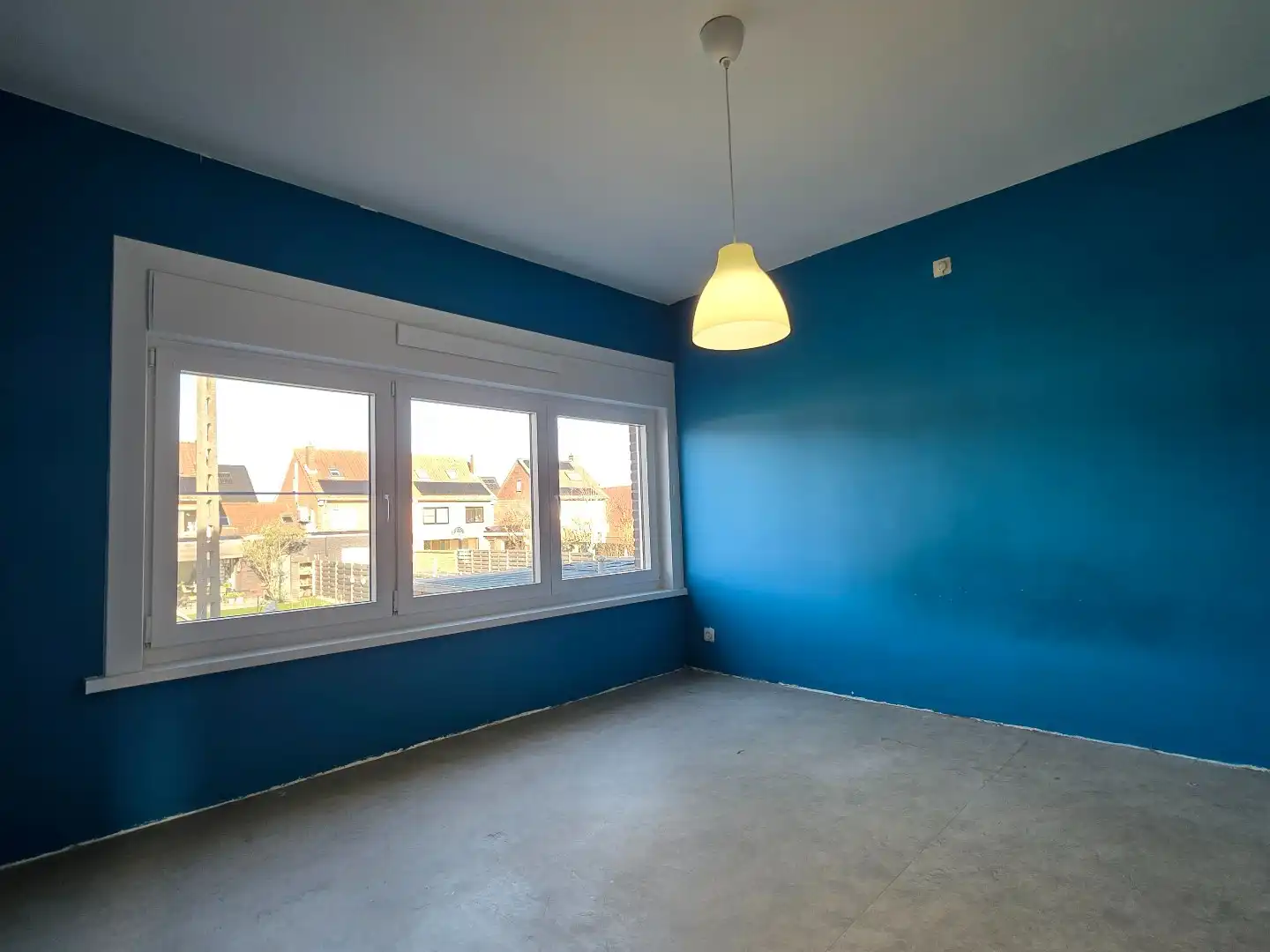 Stevige woning met betonstructuur te koop in Kuurne, eerste verdiep al volledig gerenoveerd foto 11