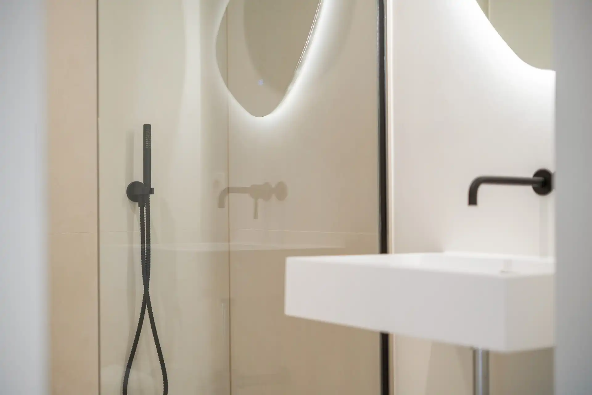 Tot in de puntjes gerenoveerd appartement foto 13