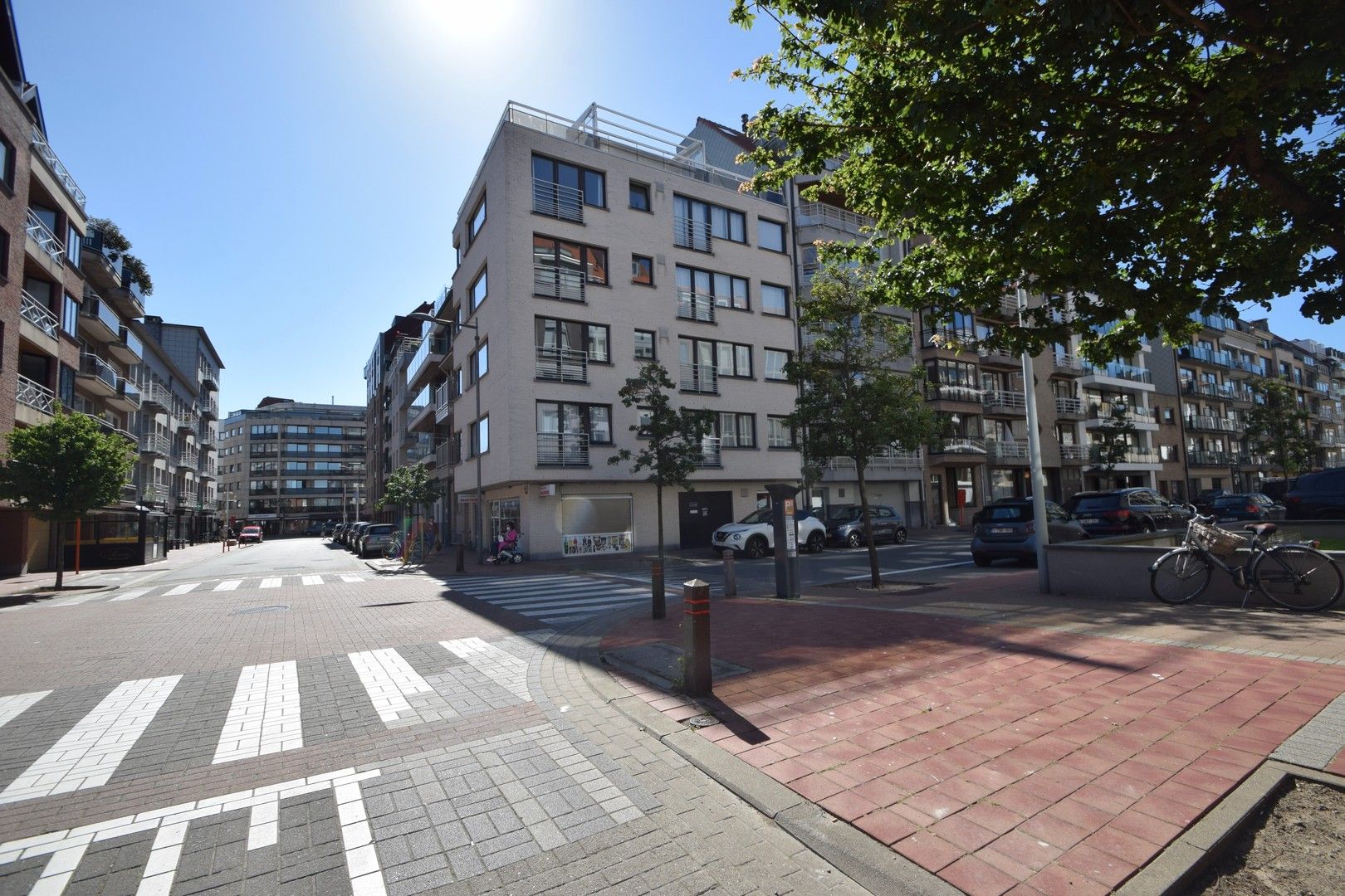 Lichtrijk gemeubeld hoekappartement gelegen in het centrum van Knokke op wandelafstand van de Zeedijk. foto {{pictureIndex}}