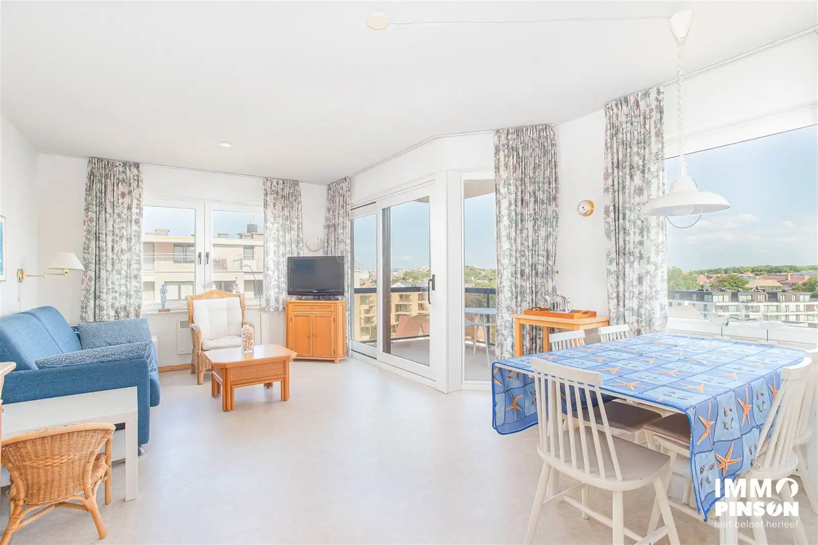 Zonnig appartement met wijds uitzicht foto {{pictureIndex}}