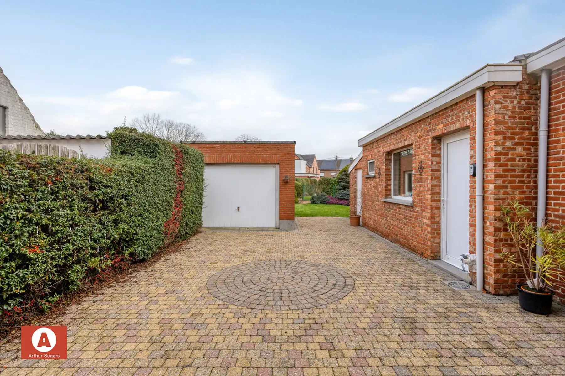 Solide te renoveren woning nabij het centrum van Buggenhout foto 24