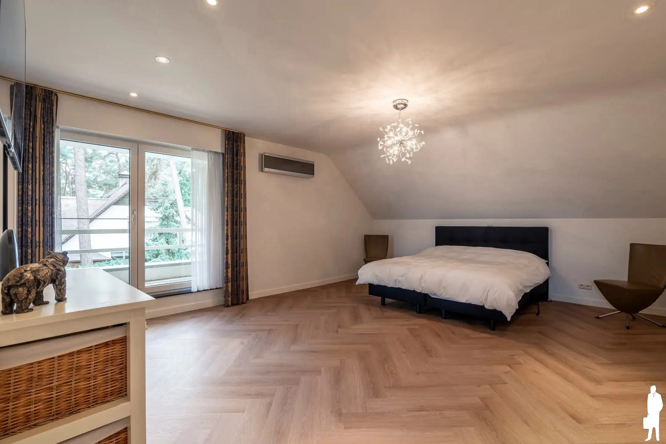 Riante villa (maar liefst 454m² woonopp.) vlakbij Nederland foto 10