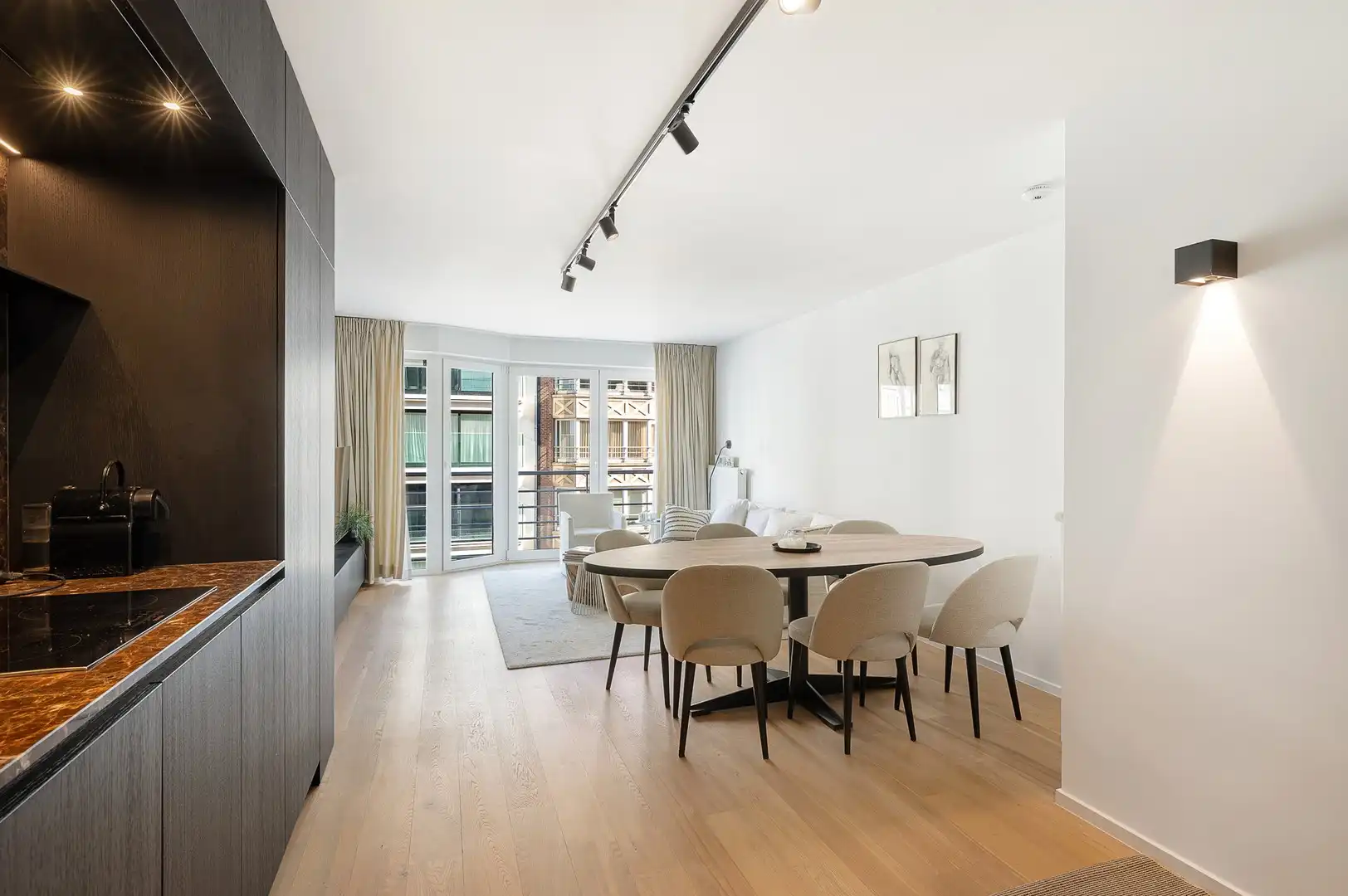 Instapklaar appartement met twee slaapkamers vlak bij zee en het Rubensplein. foto 2