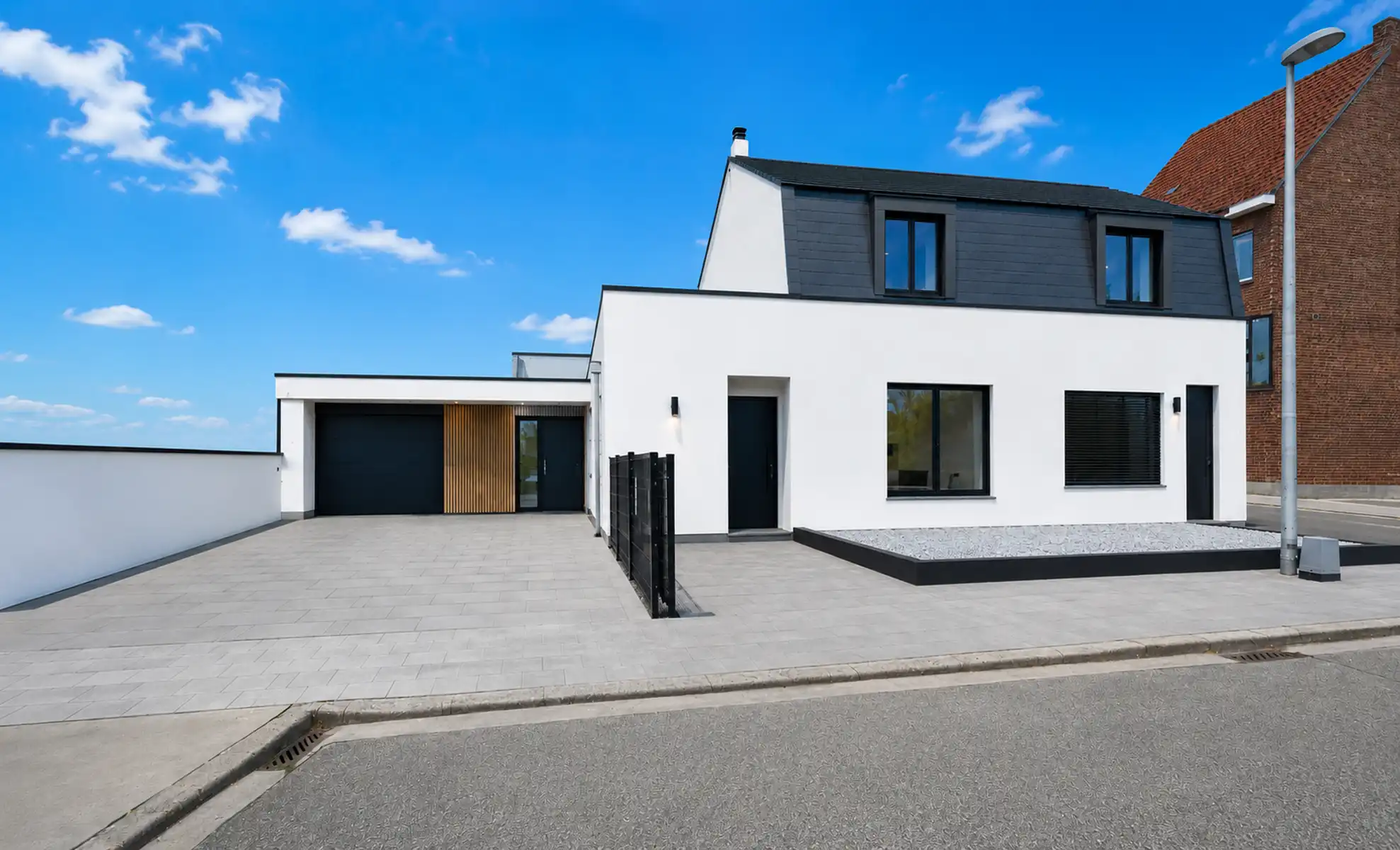 Stijlvolle, instapklare woning met moderne afwerking en gezellige tuin in Genk foto {{pictureIndex}}