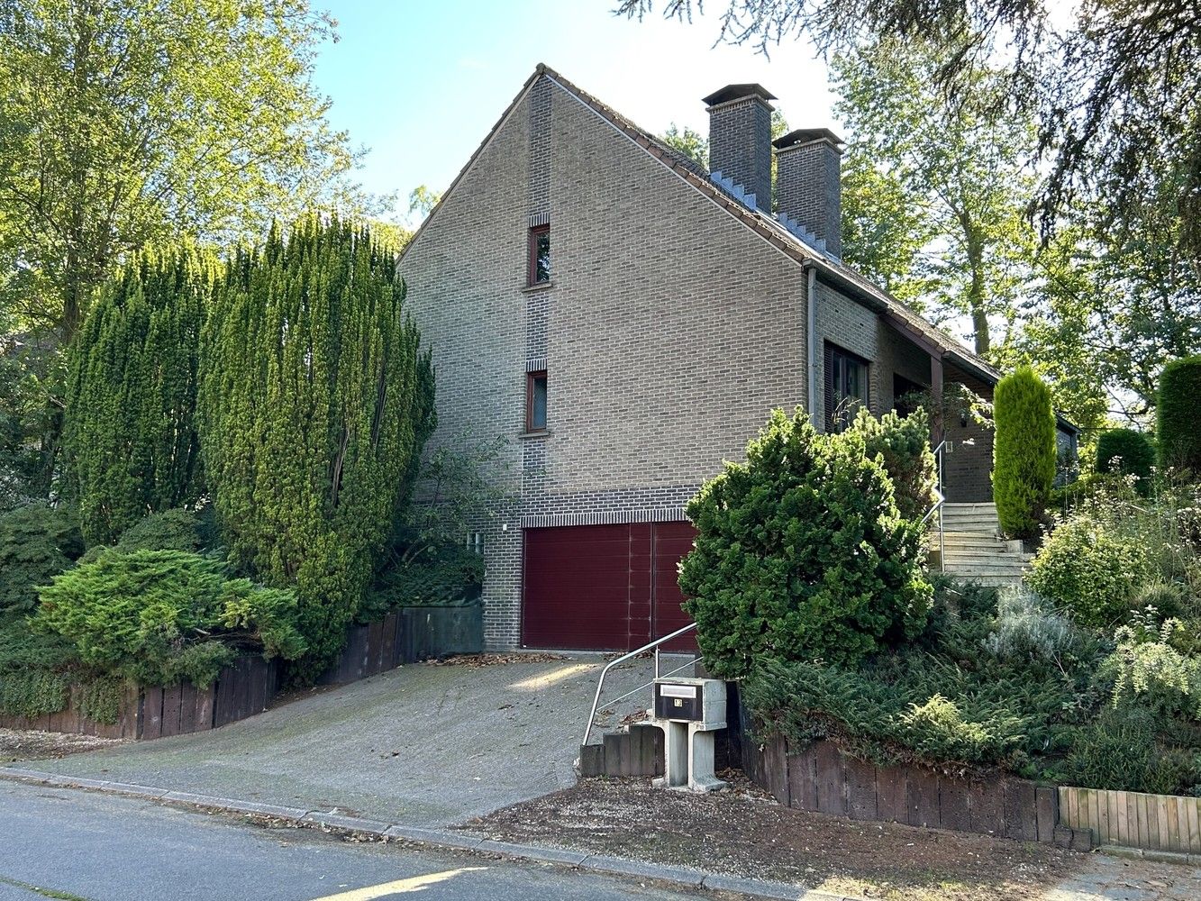 Zeer ruime villa met prachtige tuin in residentiële wijk foto {{pictureIndex}}