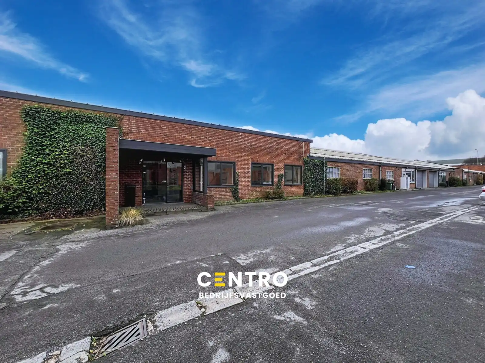 TOONZAAL van 1.000m² met optioneel MAGAZIJN en private PARKING vlak bij de RING van Poperinge ! foto {{pictureIndex}}