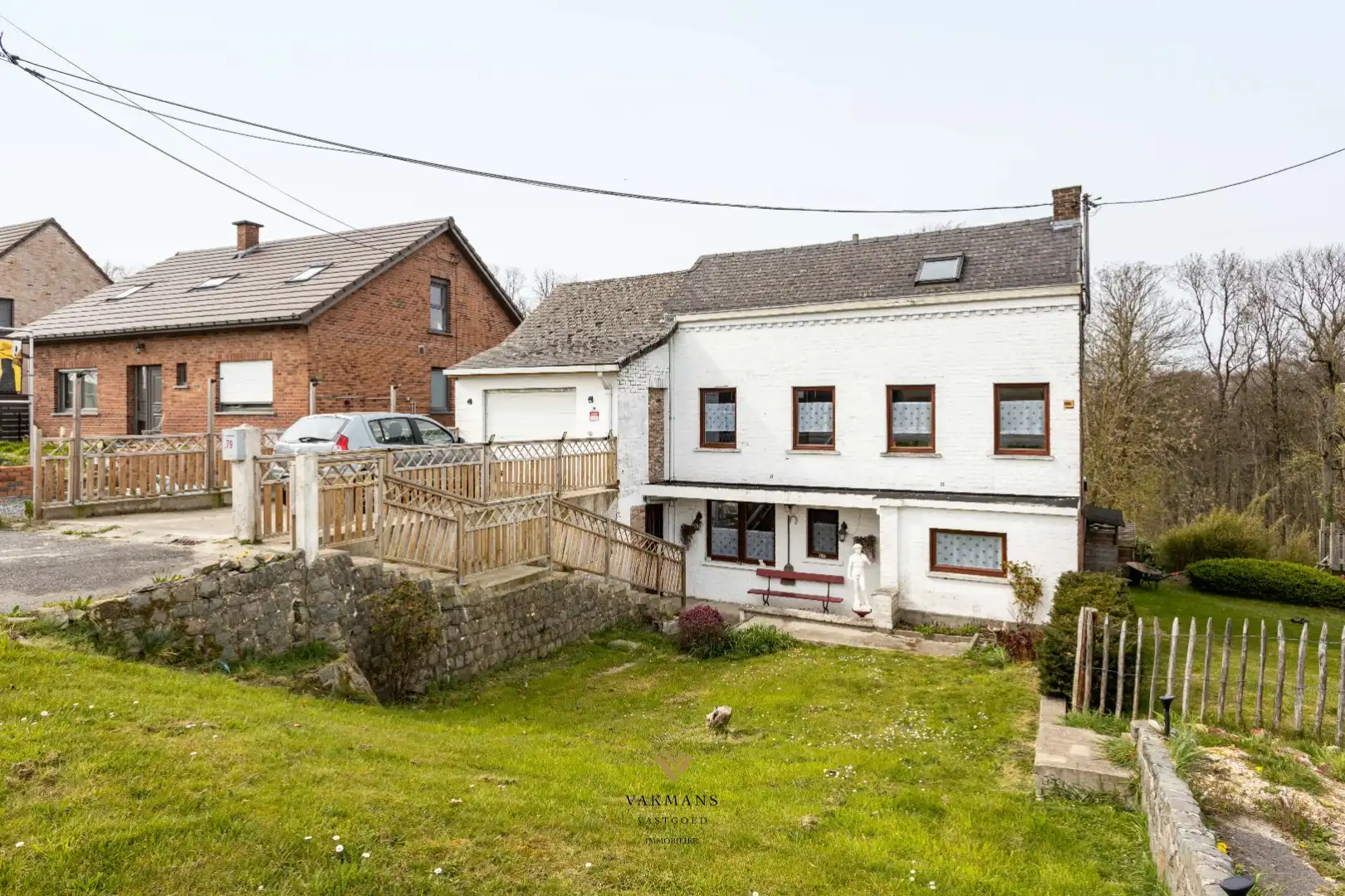 Ruime alleenstaande woning met garage in heuvelachtige omgeving foto 10