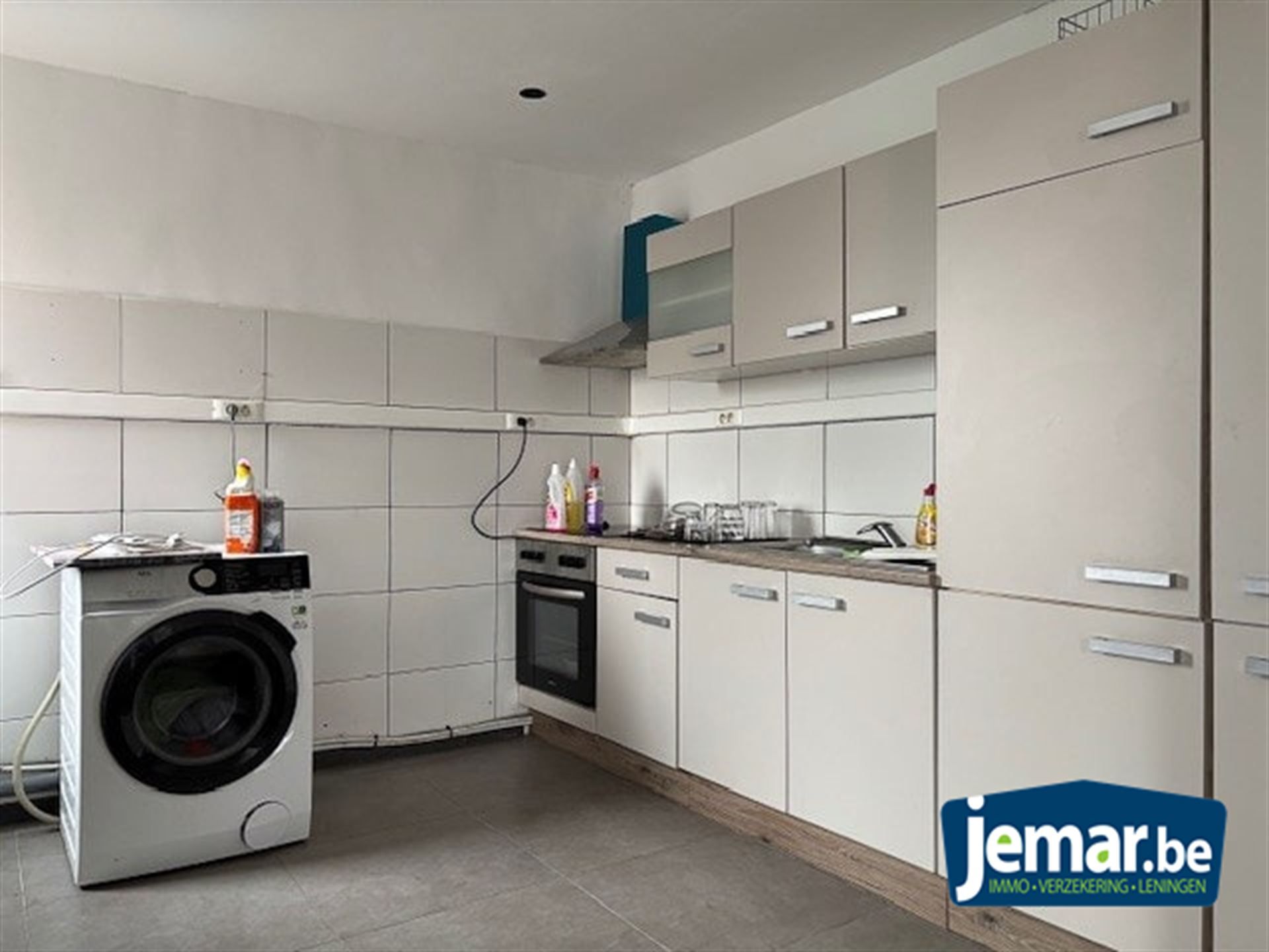 Handelspand met bovenliggend appartement met 1 slaapkamer gelegen op commerciële locatie in Maasmechelen! foto 9