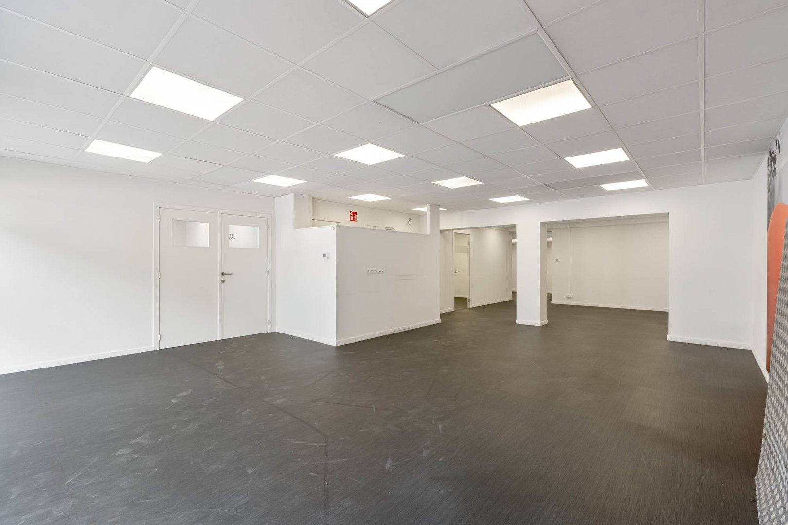 EXCLUSIEVE KANS: HANDELSGELIJKVLOERS TE KOOP IN DE VERNIEUWDE VREDELAAN, HOUTHALEN-HELCHTEREN foto 2