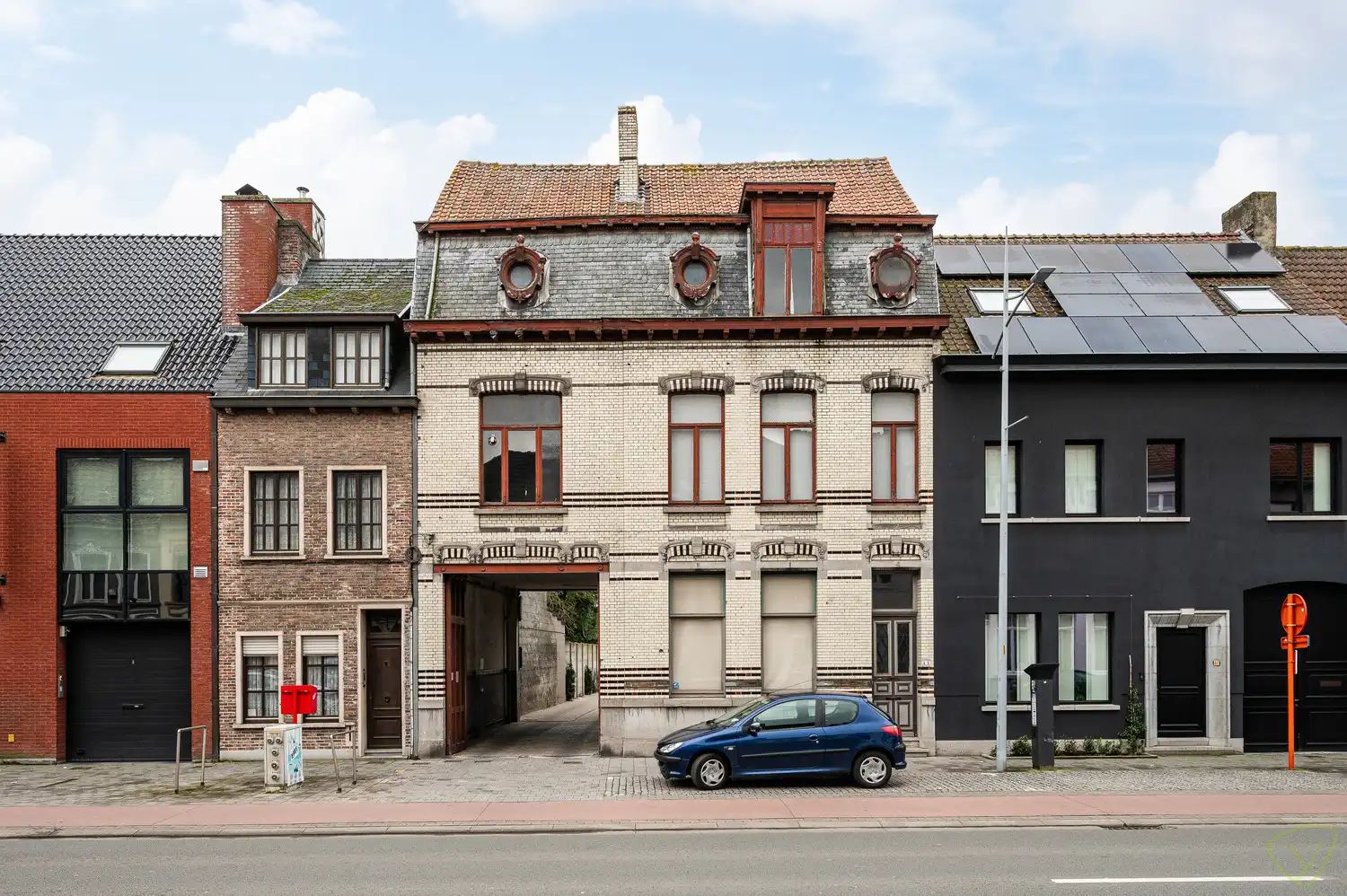 Hoofdfoto van de publicatie: Statige woningen te koop in de Boelare, nabij het Cultuurcentrum.