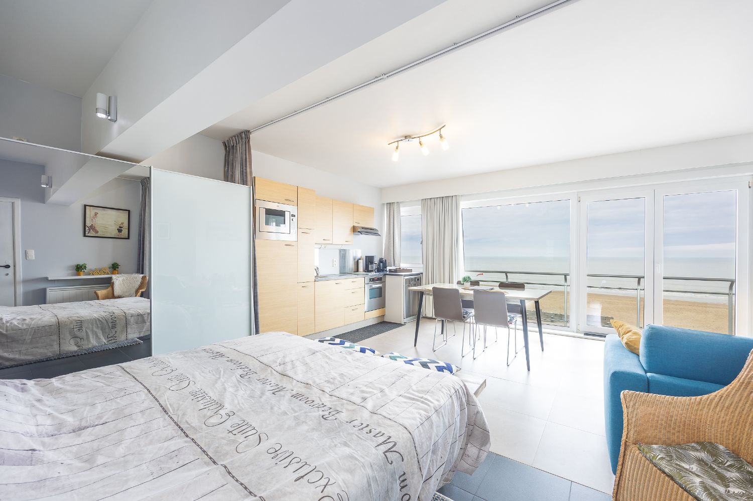 Instapklare studio met frontaal zeezicht te Oostende foto {{pictureIndex}}