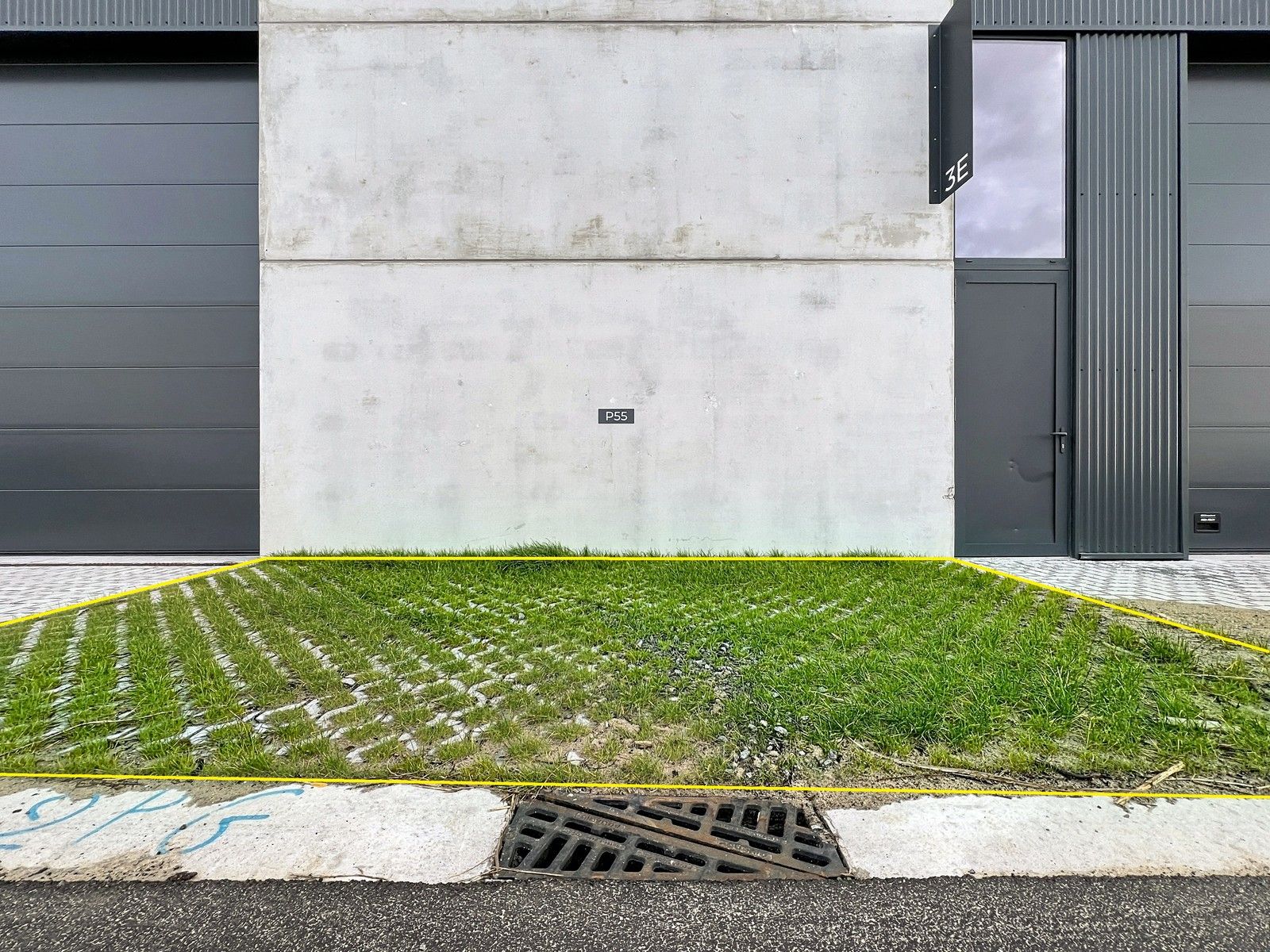 Nieuwbouw KMO-unit (457m²) met 2 hoge sectionaalpoorten en 3 private parkeerplaatsen op "Clarysse Business Park" te PITTEM! foto 12