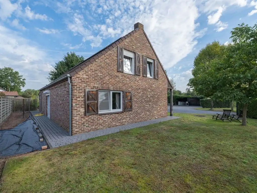 Gezellige, instapklare gezinswoning op riant perceel foto 7