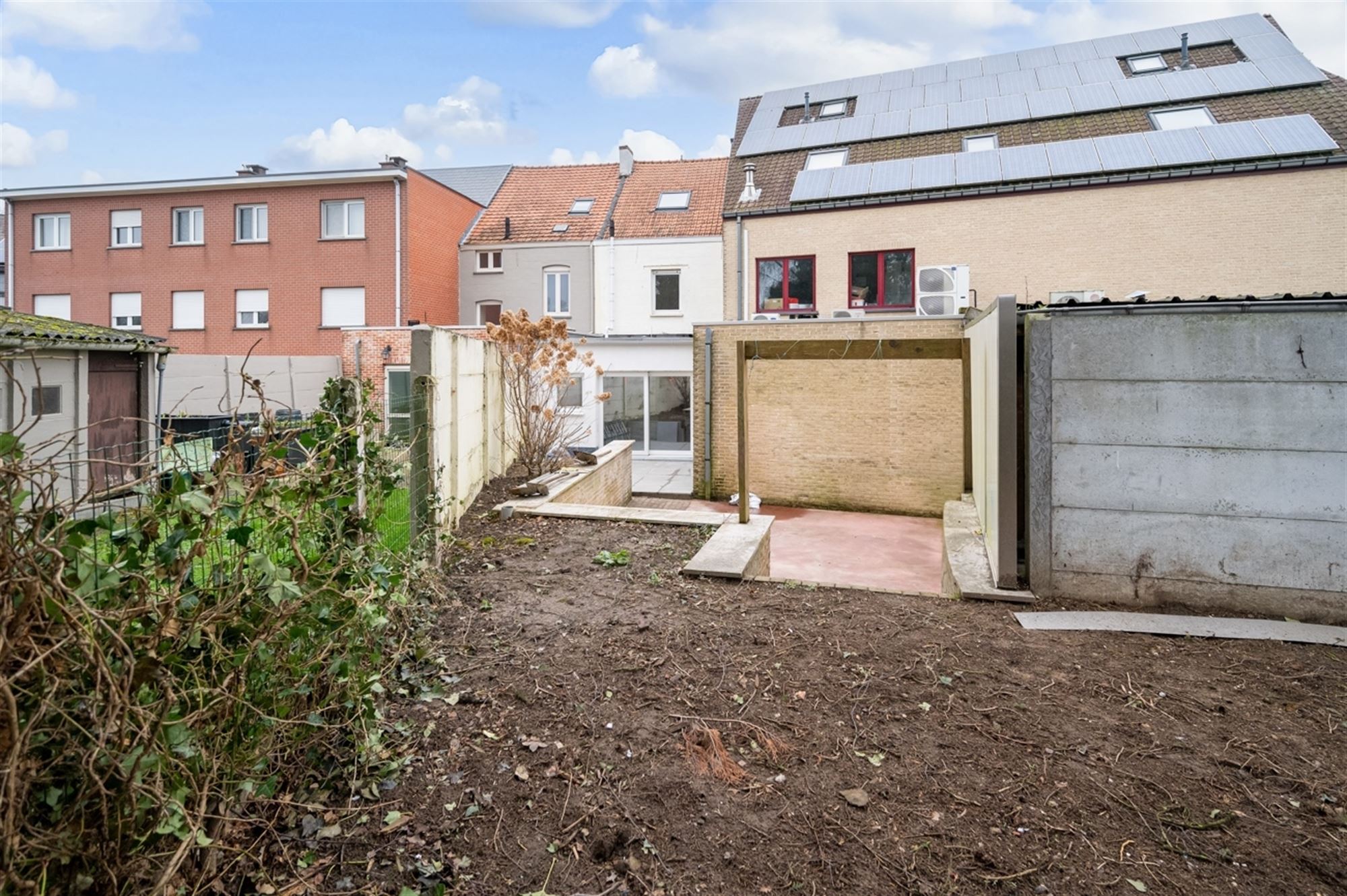 Gerenoveerde woning met drie slaapkamers en tuin foto 13