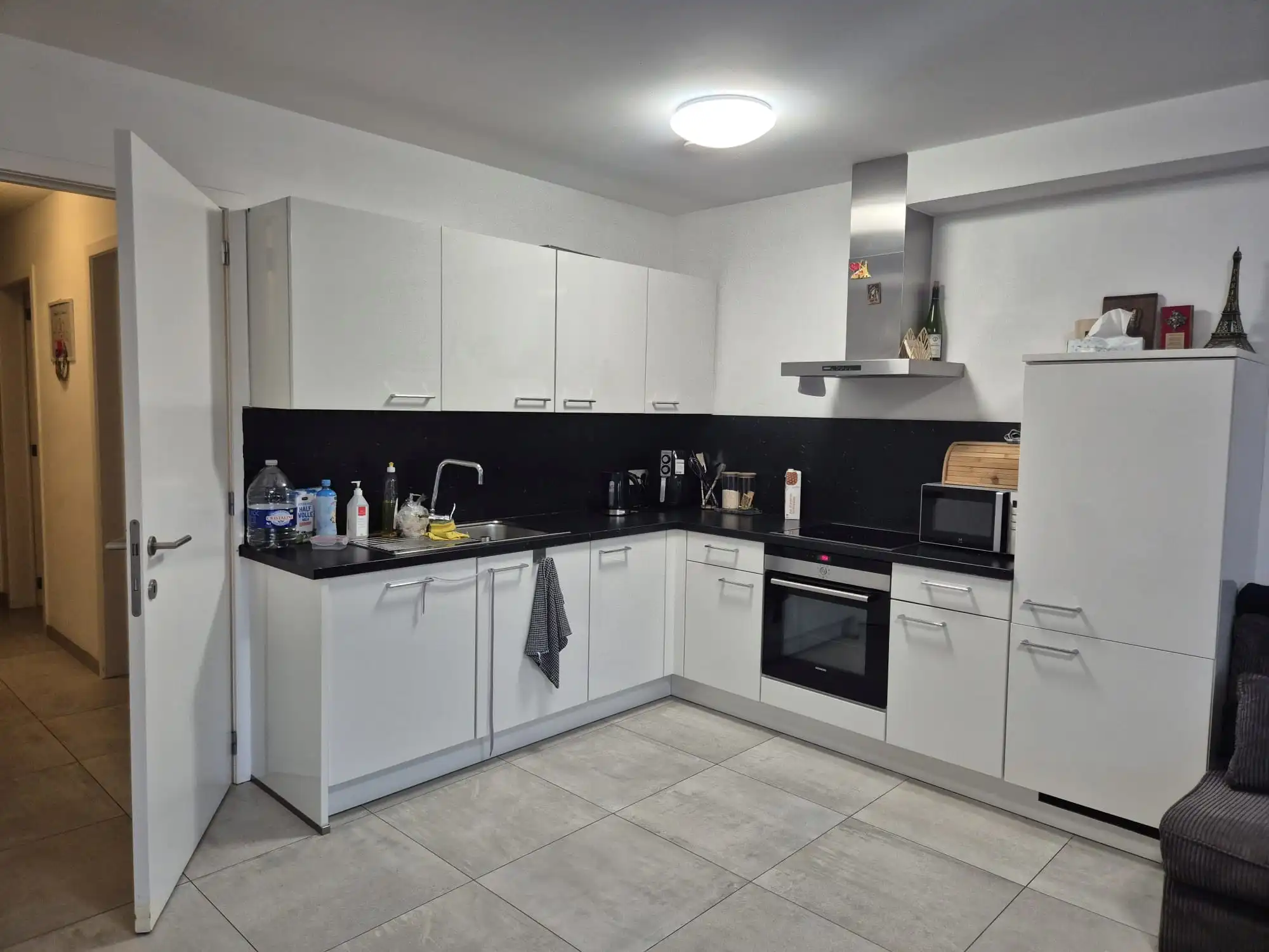 Modern één slaapkamerappartement met staanplaats te Maasmechelen foto 3