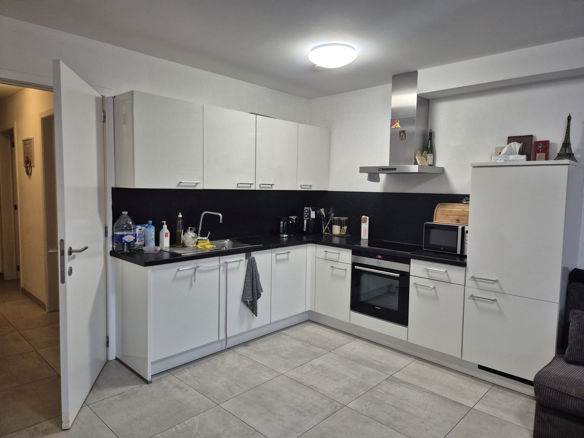 Modern één slaapkamerappartement met staanplaats te Maasmechelen foto 3