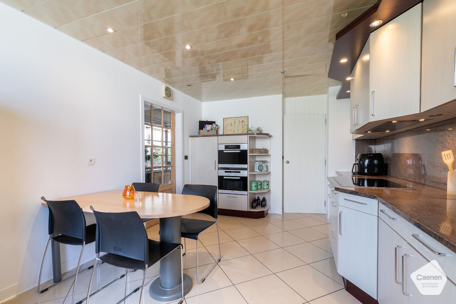 UNIEKE & LUCHTIGE ALLEENSTAANDE WONING met 4 SLAAPKAMERS ,RUIME GARAGE en TUIN foto 7