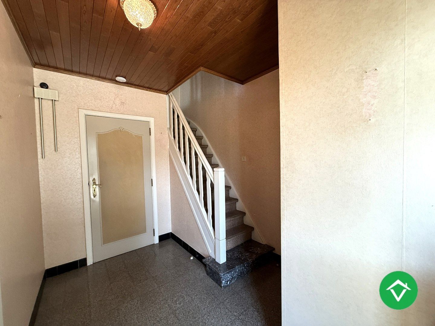 Stevige woning met 3 slaapkamers, tuin en garage in een rustige wijk te Rumbeke foto 2
