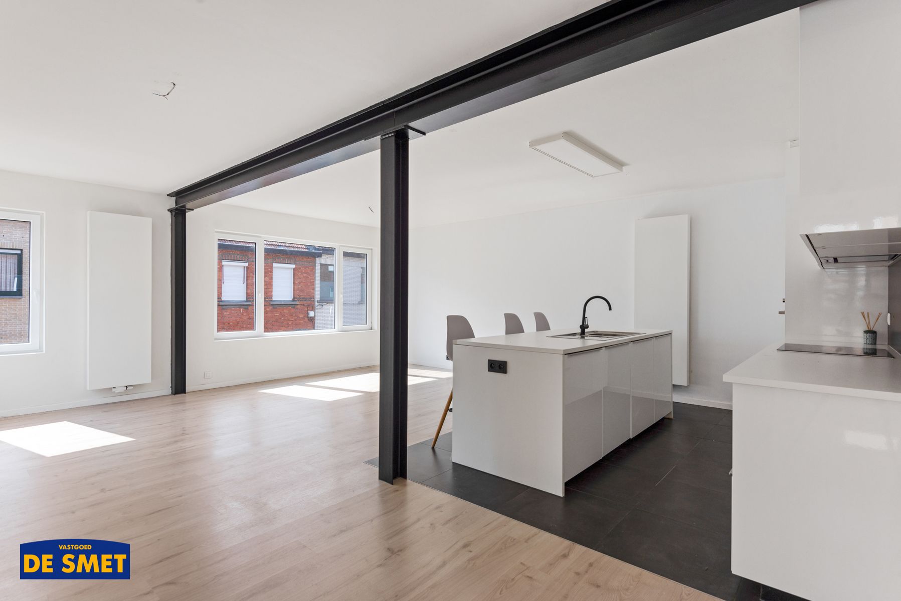 Volledig vernieuwd appartement met achteraan gelegen garage foto {{pictureIndex}}