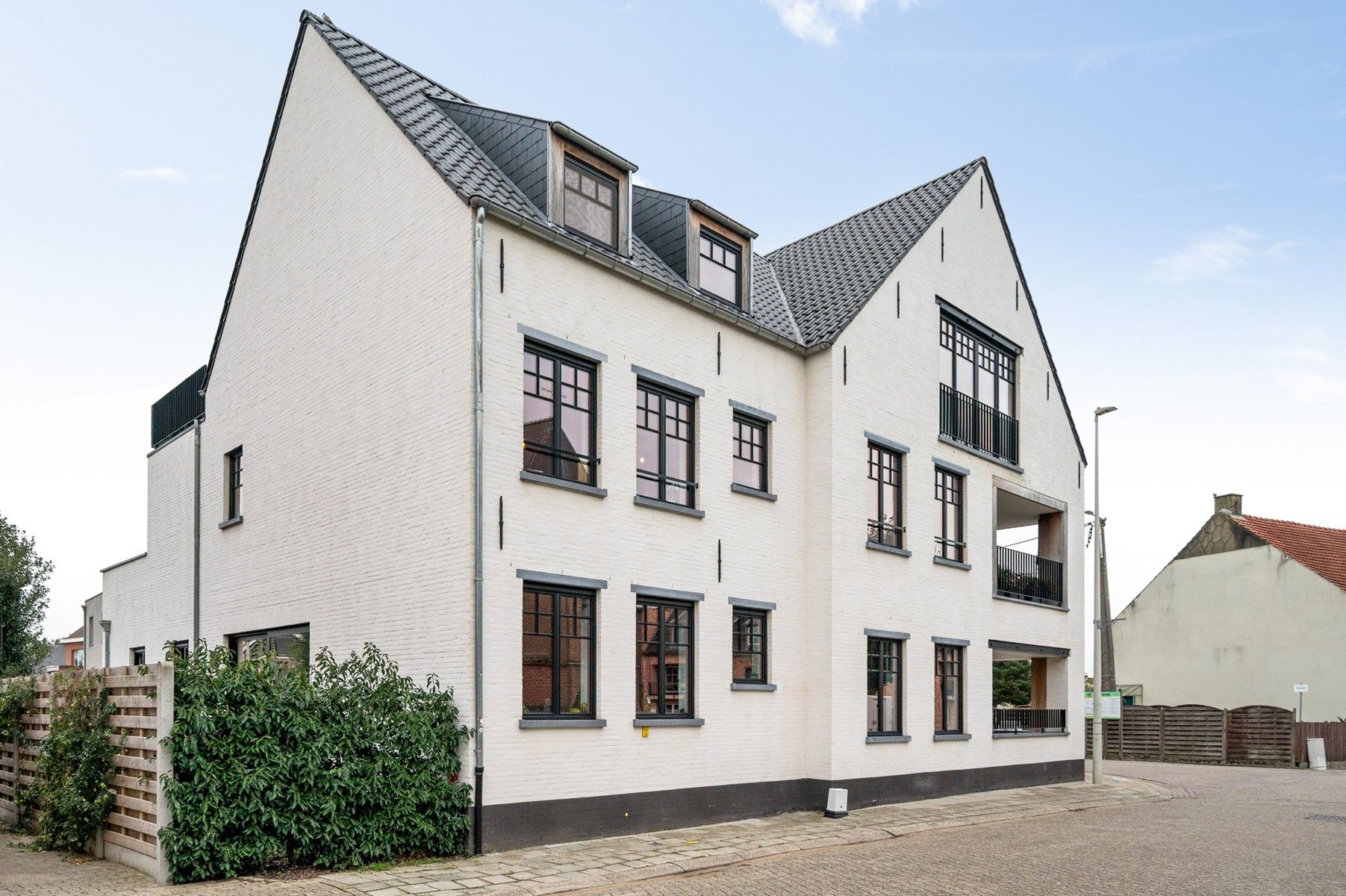 Prachtig en recent appartement met terras en autostaanplaats in het hart van Pulle foto 17