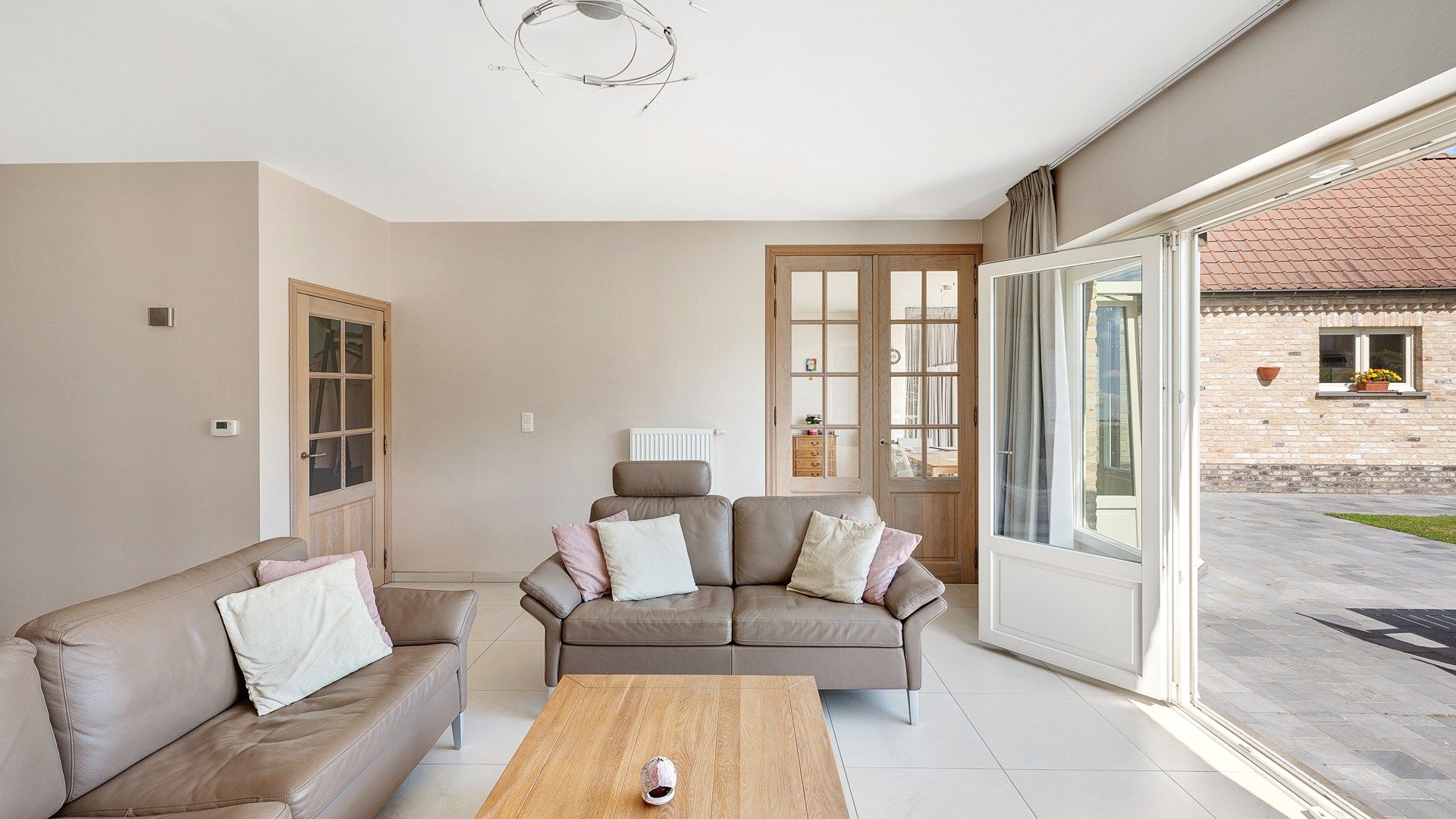 Bijzonder groot en goed onderhouden halfopen villa foto 5