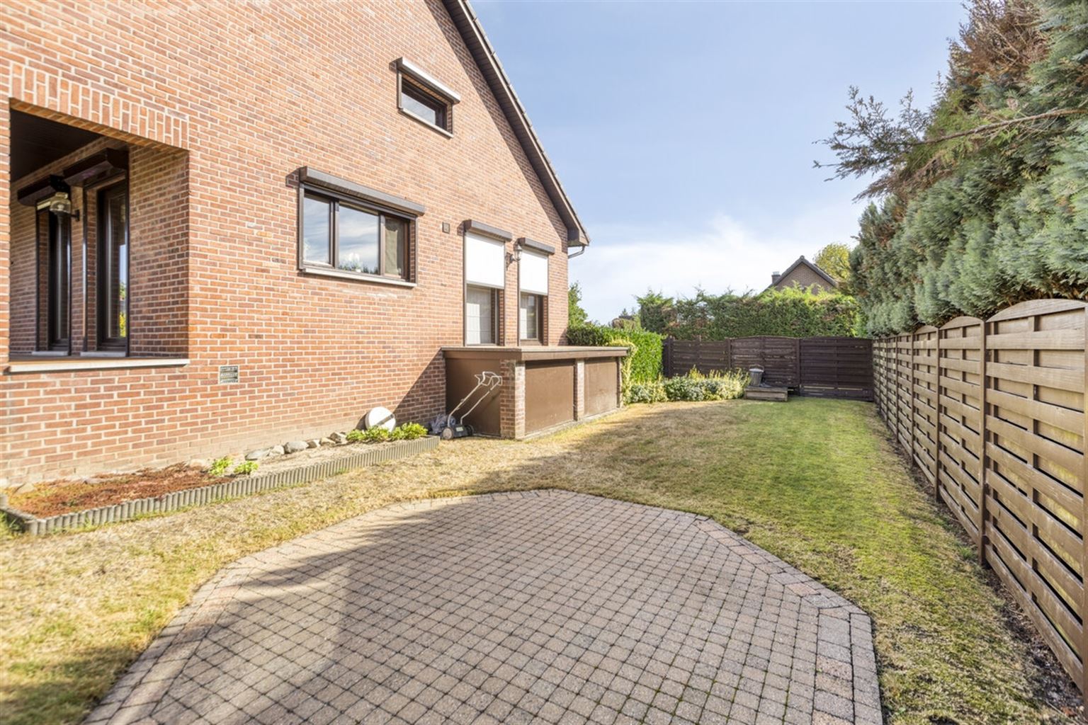 Ruime gezinswoning voorzien van 5 slaapkamers, garage, kelder en tuin nabij het centrum van Neeroeteren. Tevens mogelijkheden voor het uitoefenen van een vrij beroep, praktijkruimte, kapsalon, etc.  foto 28