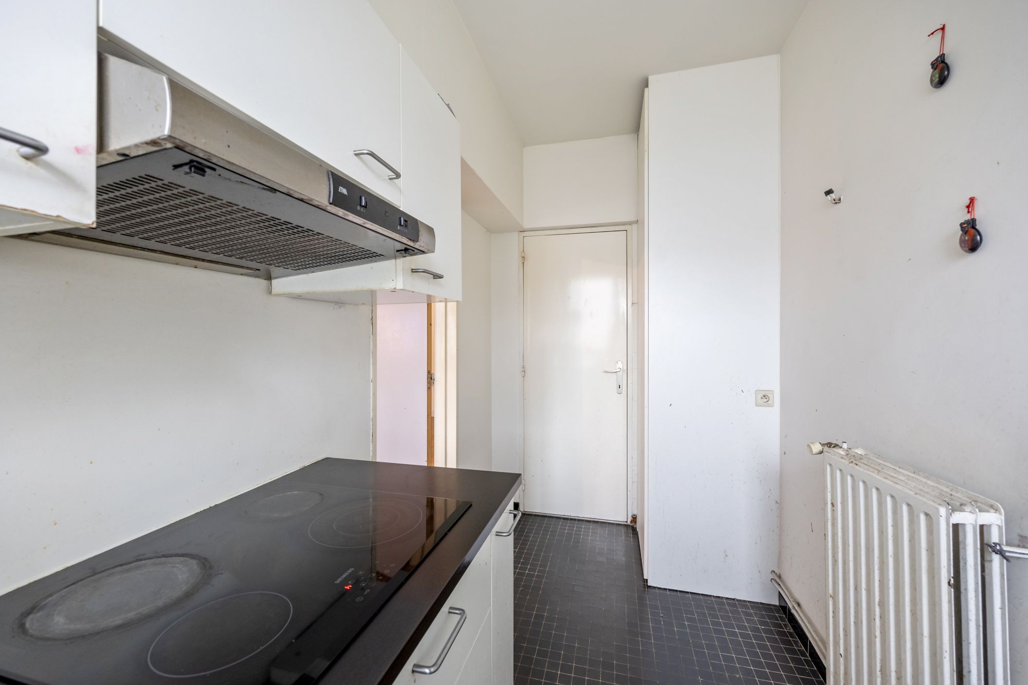 IDEALIS VASTGOED - CENTRAAL GELEGEN 2-SLPKMR APPARTEMENT IN HET CENTRUM VAN LEOPOLDSBURG! – Correct onderhouden appartement op de tweede verdieping (+-95m²) met een aangename leefruimte, aparte keuken, 2 slaapkamers, badkamer en apart toilet. Het appartement beschikt tevens over een lift en een privatieve kelder. Geschikt voor zij die zoeken naar betaalbaar wonen in het centrum van Leopoldsburg. foto 5