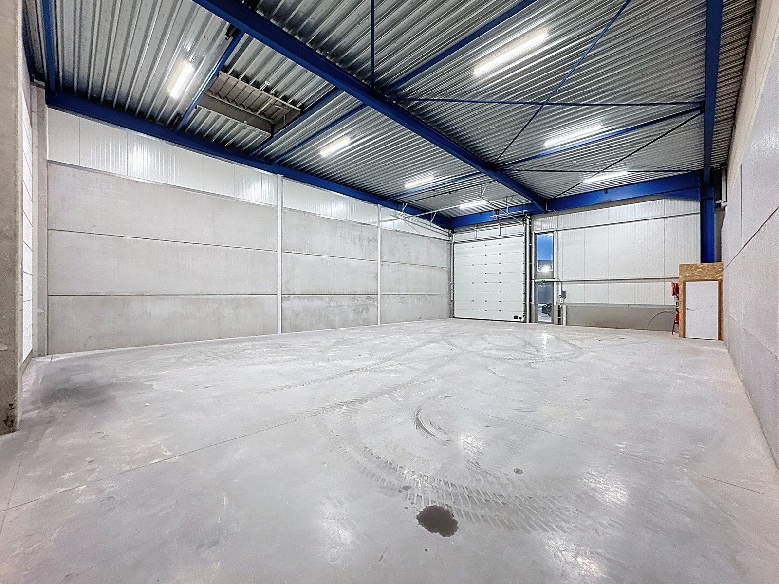 NB KMO-UNIT (232,45m²) met elektrische sectionaalpoort en sanitair blok te huur op industriezone "Herdersbrug" te 8000 Brugge foto 5