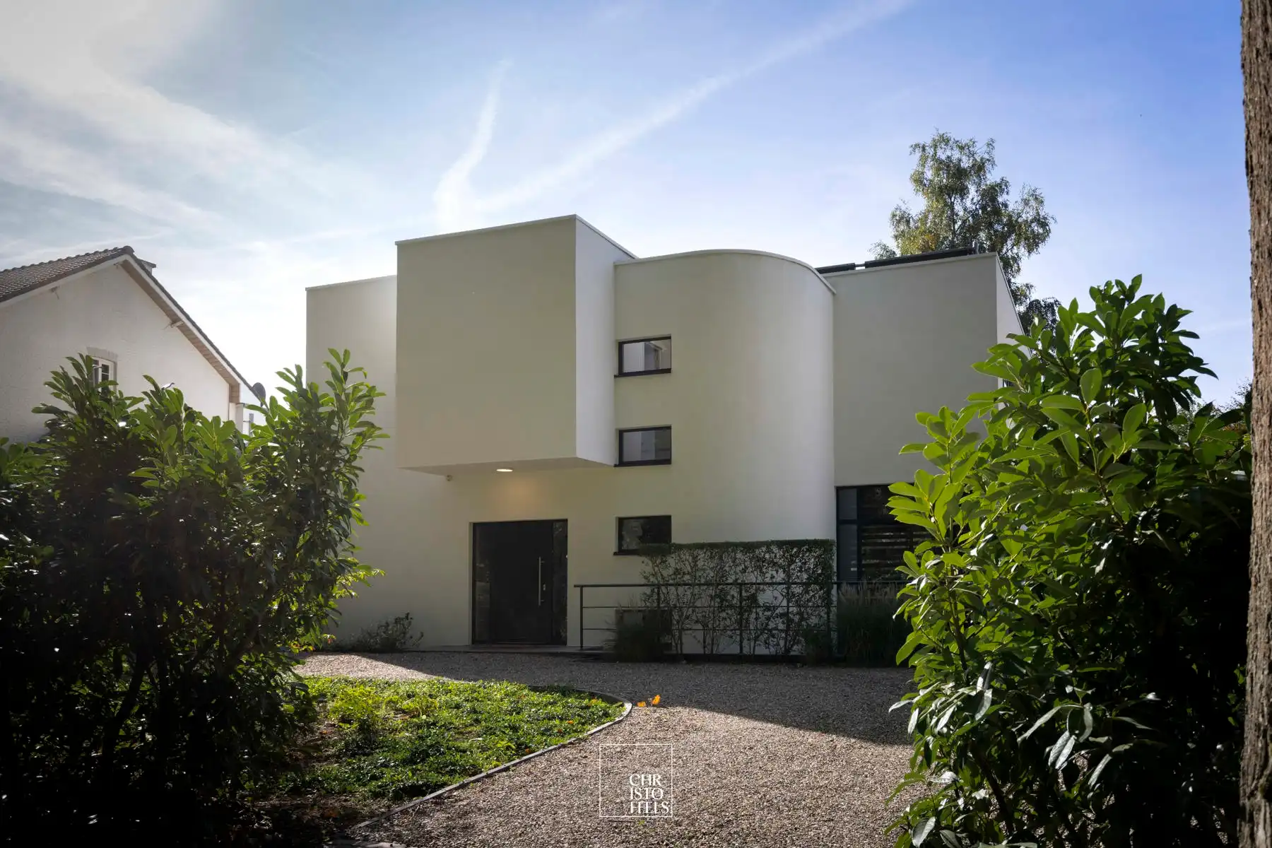 Architecturale villa  (488m²) met buitenzwembad op perceel van 1.281m²  foto 2