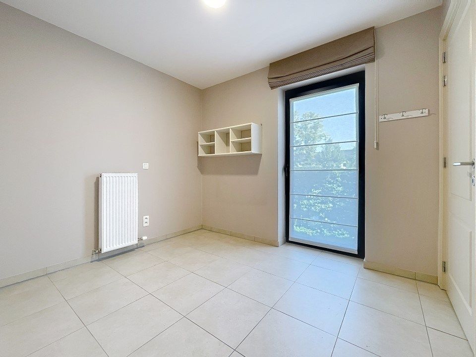 Lichtrijk gelijkvloers appartement in hartje Oostnieuwkerke foto 6