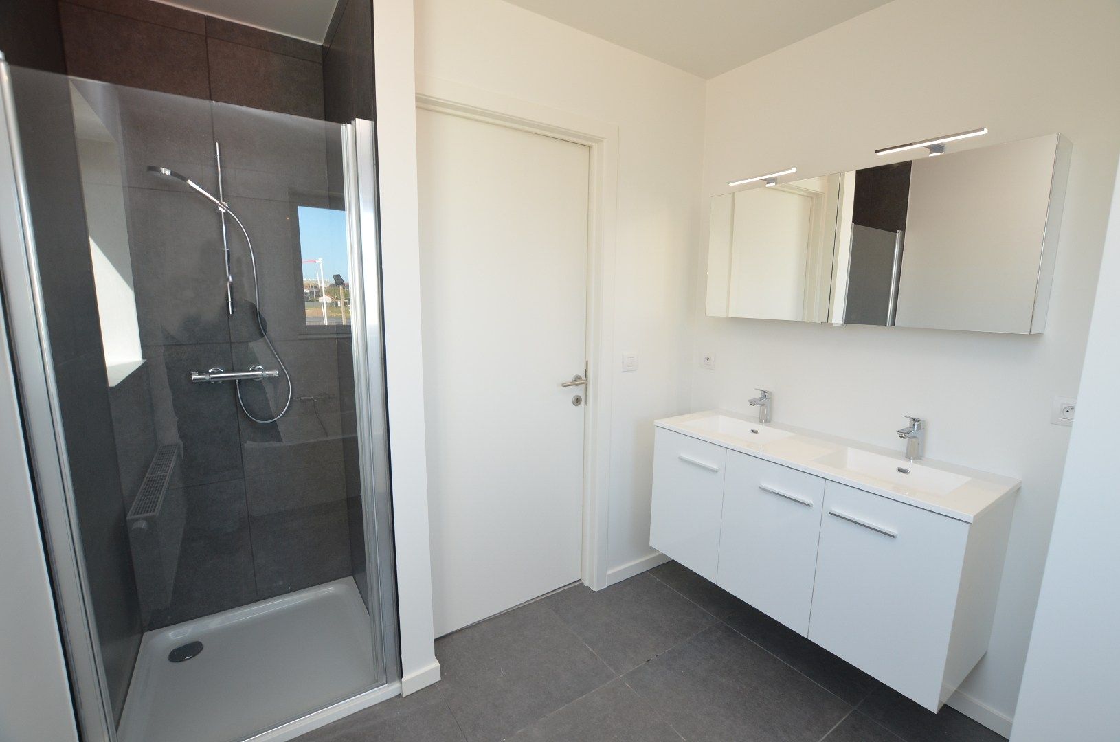 Woning met 2 auto-staanplaatsen foto 10