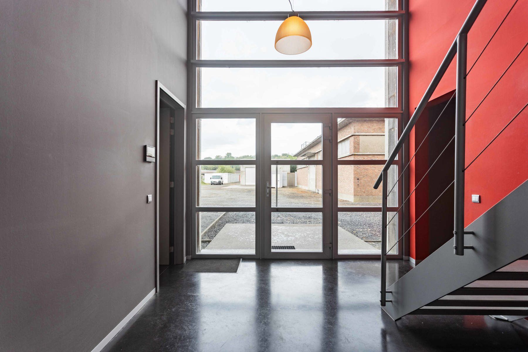 Gebouw met kantoren + woonst + loods op 3670 m2 foto 4