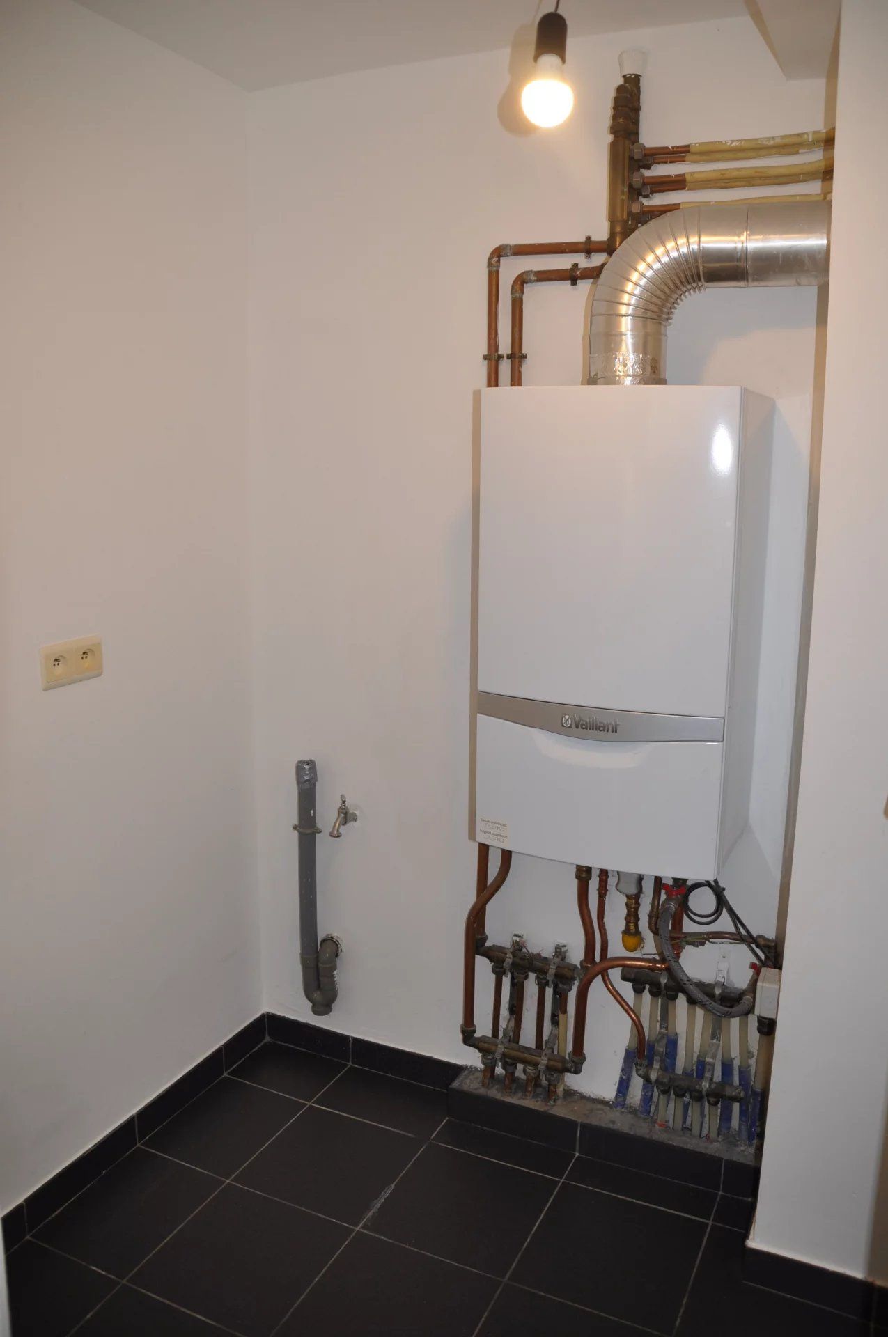 INSTAPKLAAR EN GEZELLIG DUPLEX-APPARTEMENT MET 2 SLPK'S NABIJ CENTRUM HASSELT foto 11