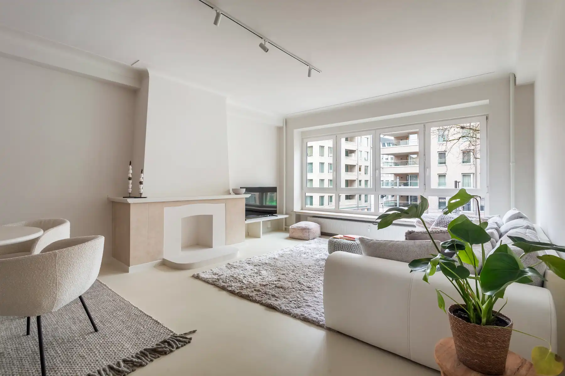 Lichtrijk bemeubeld stadsappartement op toplocatie foto 4