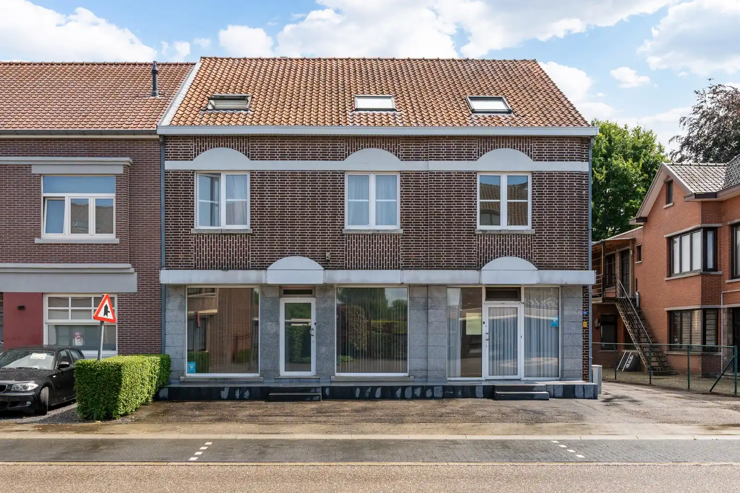 Gebouw met vergunning voor 3 appartementen en een handelspand foto {{pictureIndex}}