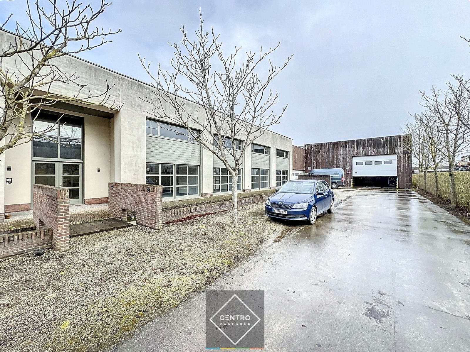 Instapklaar BEDRIJFSGEBOUW bestaande uit een geïsoleerd MAGAZIJN (± 2.935m²) met KANTOORGEBOUW (± 305m²). Ruim verhard buitenterrein én 2 rolbruggen. Op industriezone te Houthulst. foto 26