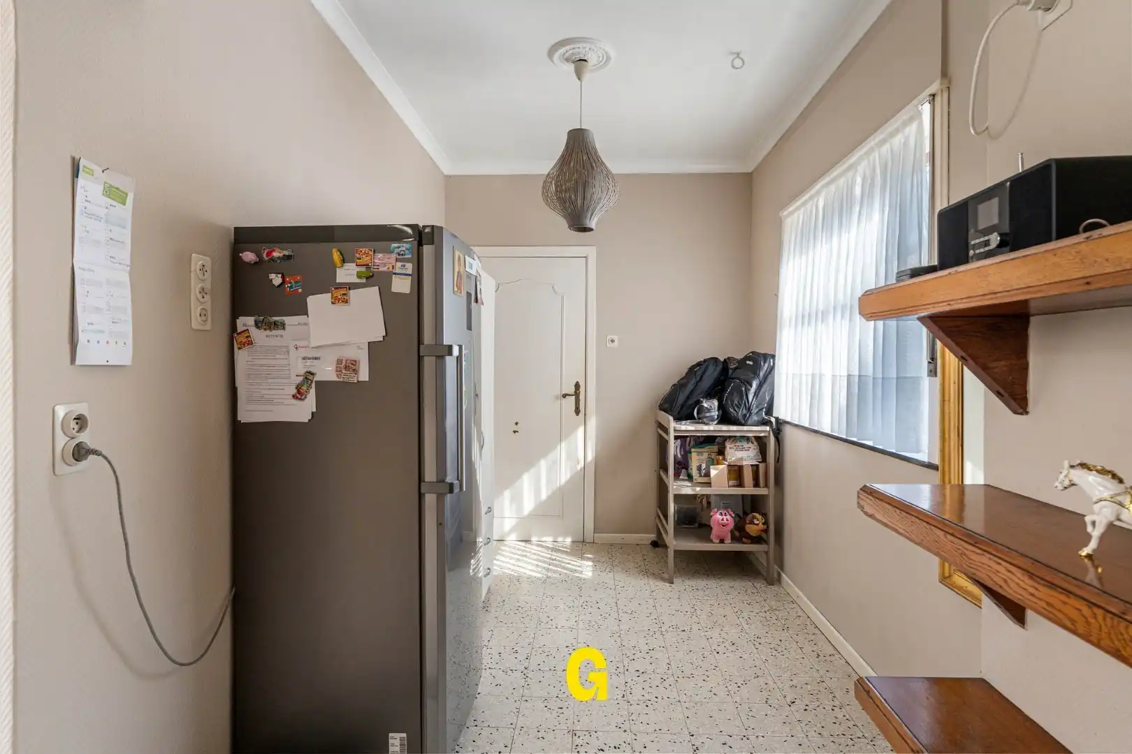 Grondig te renoveren woning met degelijke structuur en ruime tuin op 10a 67ca, met weids zicht op de achtergelegen glooiende groene omgeving foto 9