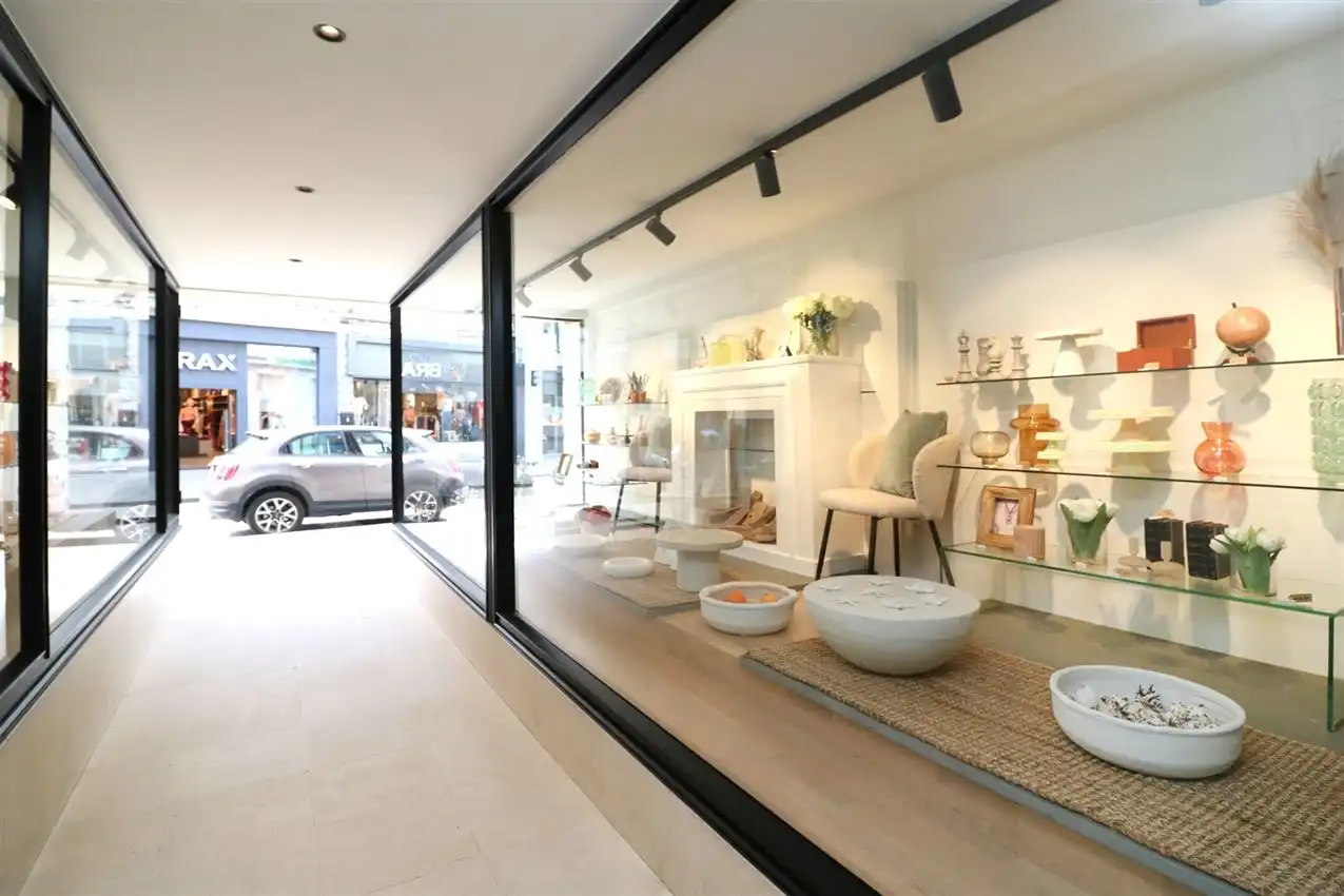 Centraal gelegen handelszaak met hoog zichtbaarheidsgehalte foto 5