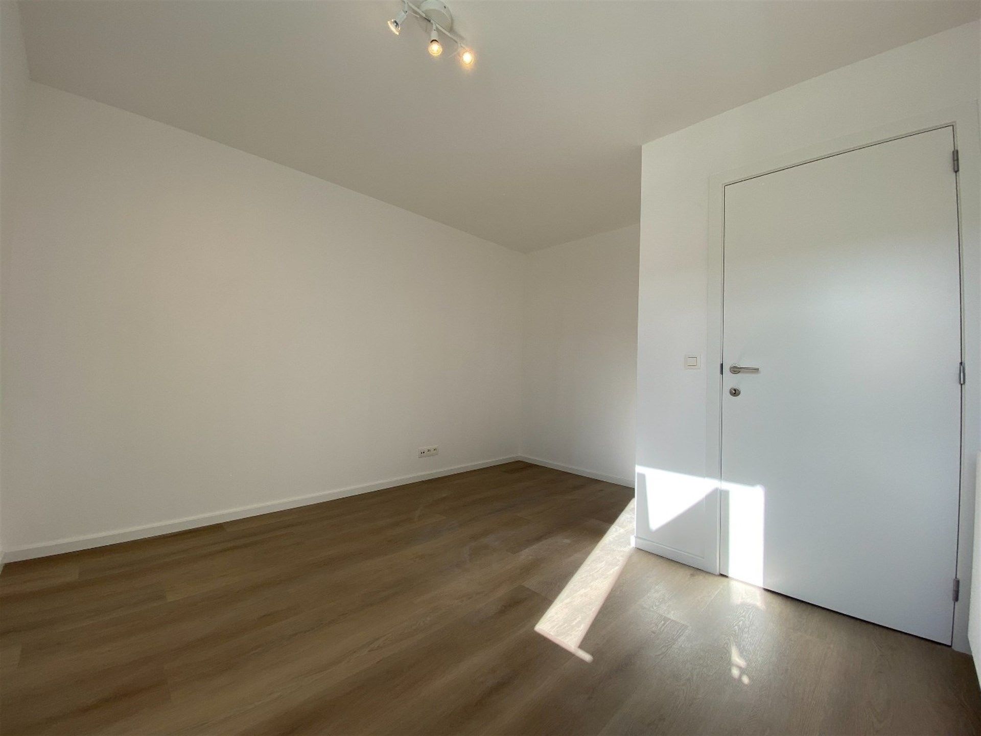 Totaal gerenoveerd, energiezuinige 2 slaapkamer appartement met terras. foto 13