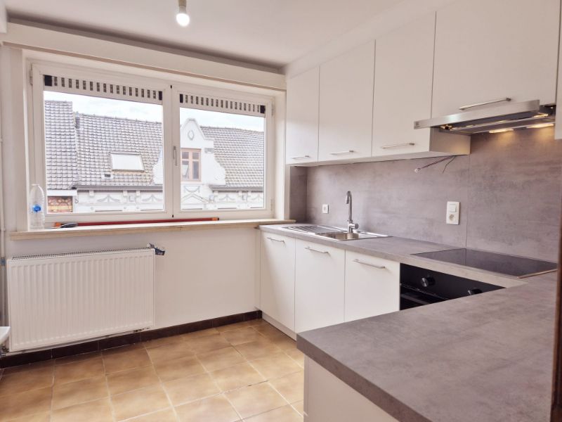 Roeselare-stadskern. Naast het Geytepark is dit vernieuwd twee-slaapkamerappartement gelegen op de tweede verdieping met prachtige zichten. Terras van 8.5m2. VERNIEUWD ! foto {{pictureIndex}}