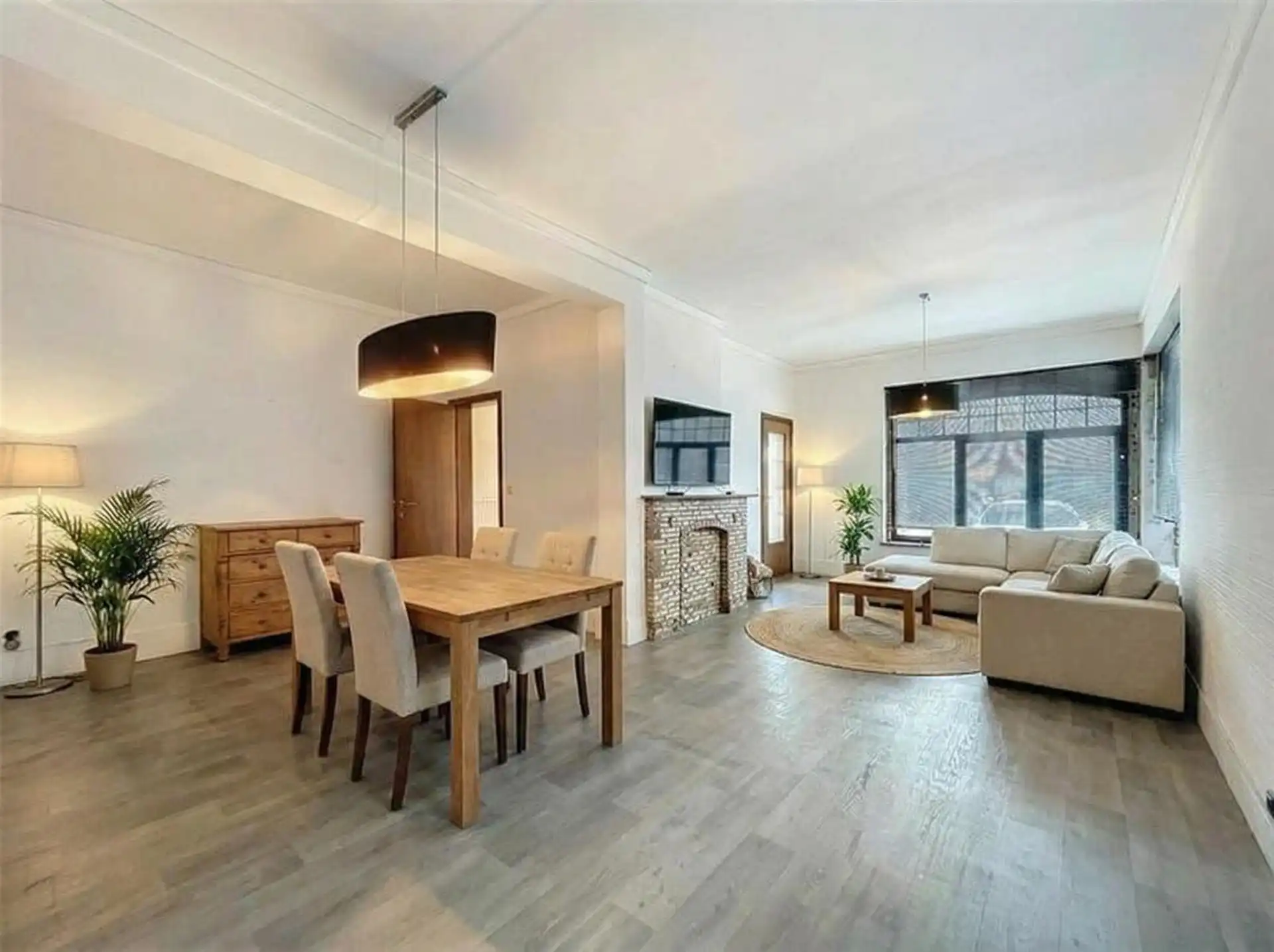 half open bebouwing met 3 slaapkamers, zwembad en garage op perceel van 312m²  foto 2