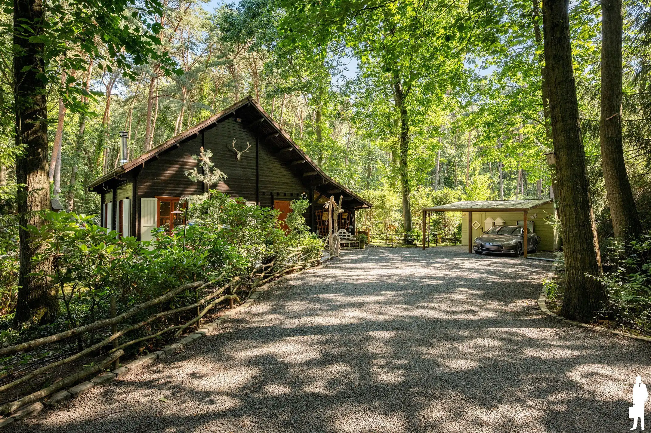 Charmante woning met volledige onderkeldering en achterliggend bos van ca. 31.493 m² foto 4