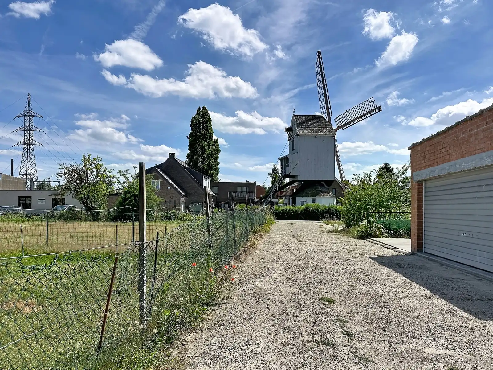 Te renoveren woning met groengebied in de achtertuin foto 13