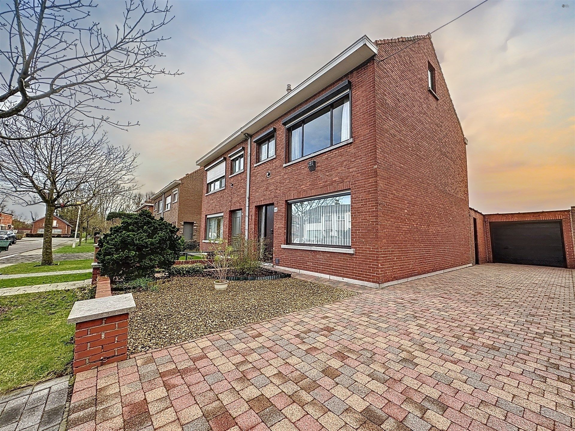 Half open bebouwing met 3 slaapkamers, ruime garage en tuin op perceel van 261m². foto 2