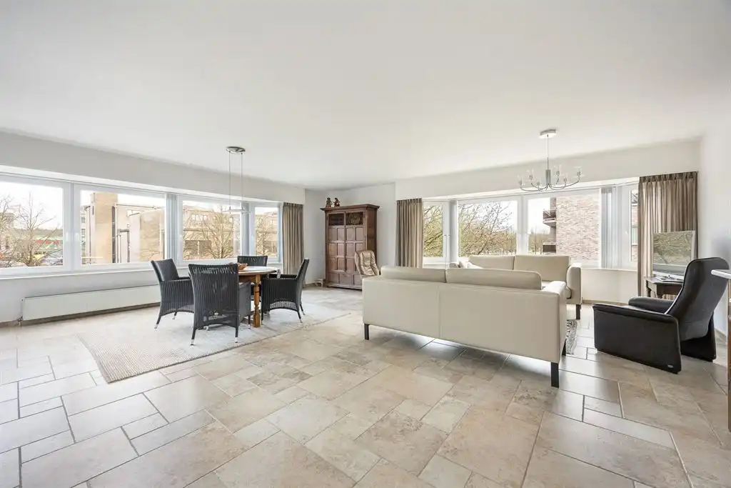 Groot hoekappartement met bijzonder veel lichtinval op de 2e verdieping foto 4