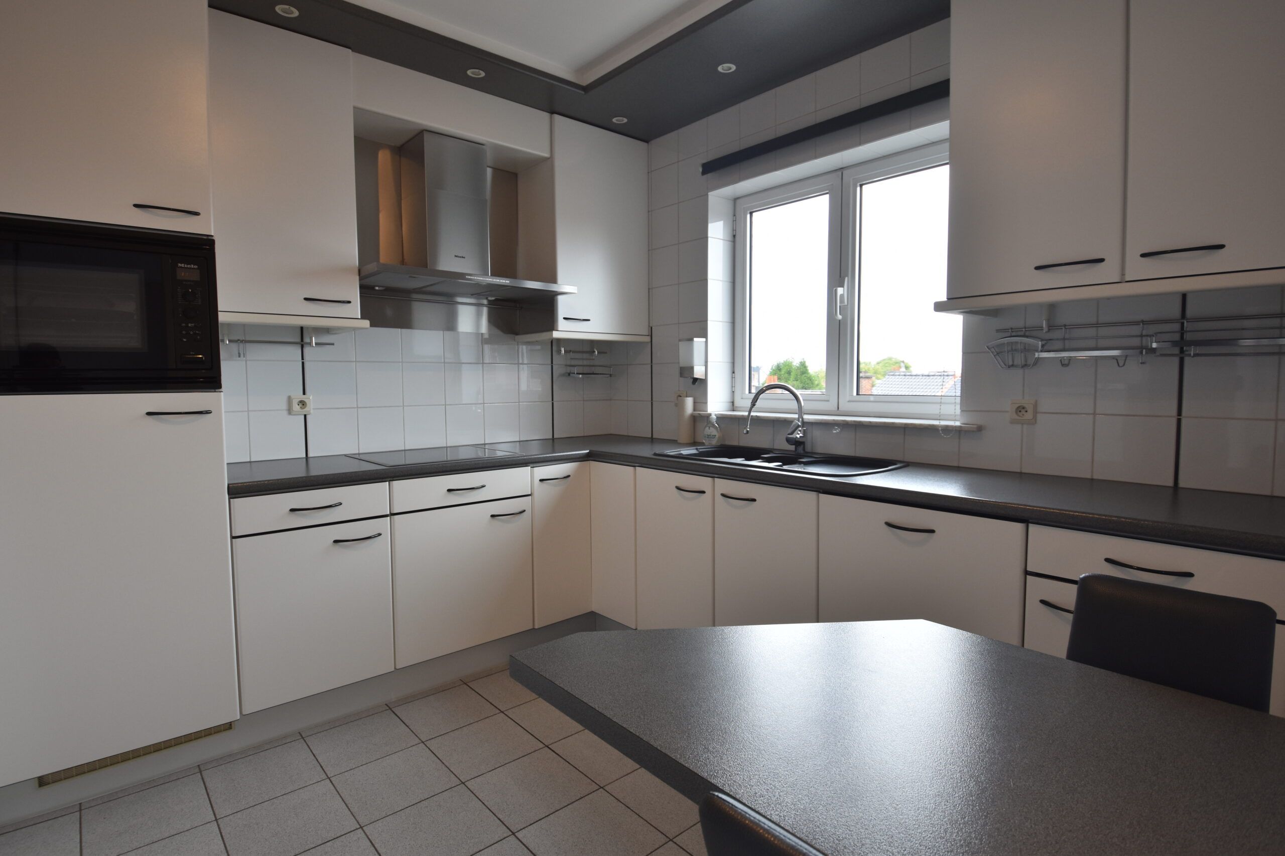 Stijlvol en ruim appartement met 3 slaapkamers en zonnig terras. foto 6