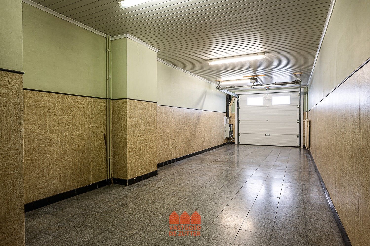 Te renoveren woning met winkel en garage foto 22