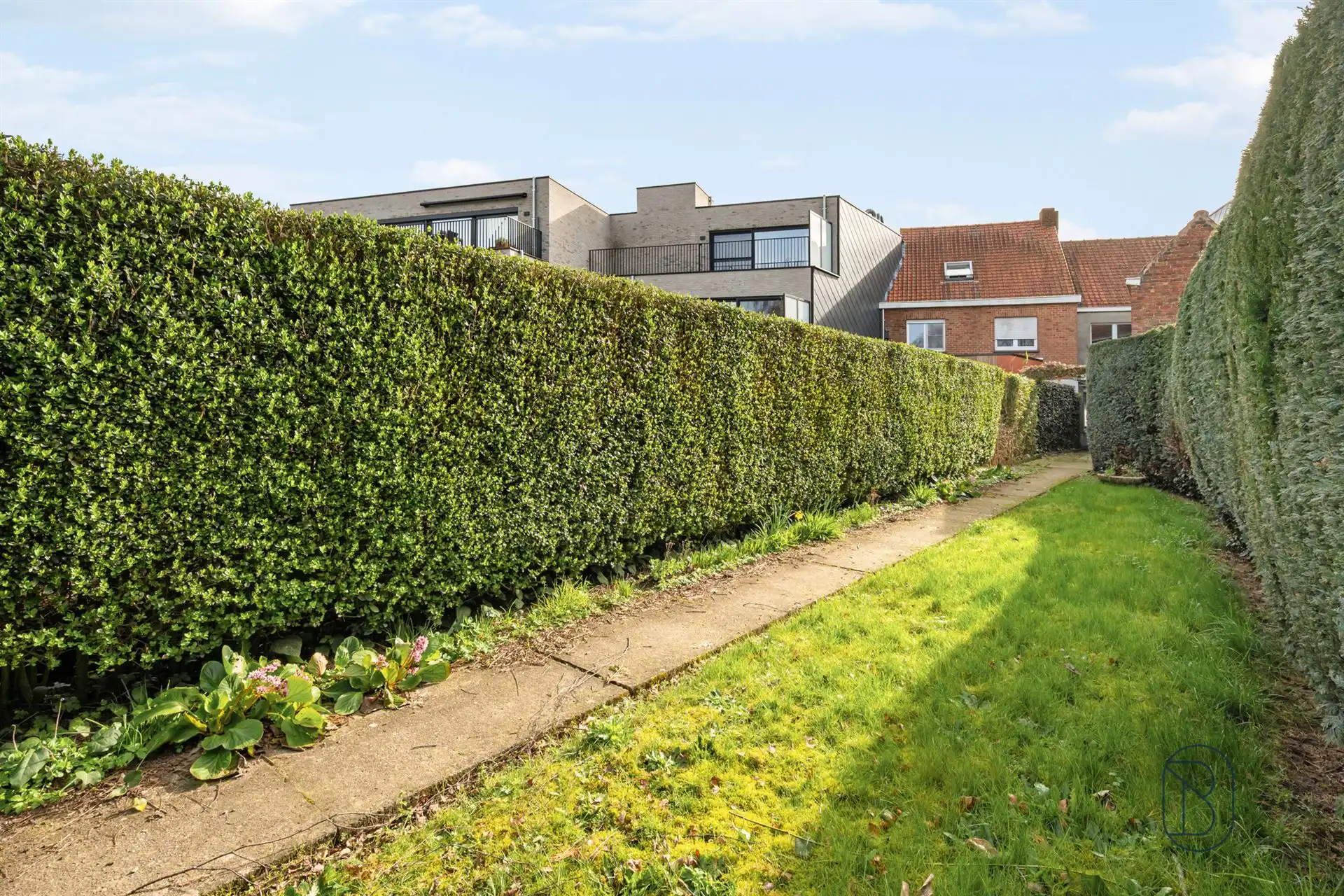Goedgelegen woning met grote zongerichte tuin en garage foto 5